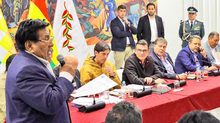 Ministro de Hidrocarburos pide disculpas a los choferes por la “barbaridad” de la gasolina