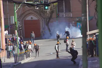 Capturan a un hombre acusado de lanzar dinamita a la Policía y suman al menos tres arrestados por los enfrentamientos en La Paz