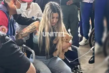 Video: Hermana de Marset ingresa al hospital abrazando un peluche y en silla de ruedas