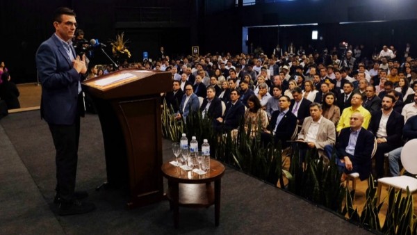 Presidente anuncia la creación de una comisión para la reforma parcial de la Constitución
