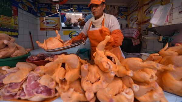 Comercializadores de carne de res y pollo reportan desabastecimiento en La Paz por los bloqueos