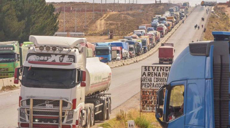 Bloqueos de carreteras aíslan el departamento de La Paz, Gobierno llama al diálogo
