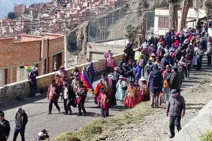 Sube la tensión en La Paz: Tres marchas llegan a la sede del Gobierno de Bolivia para protestar contra Rodrigo Paz