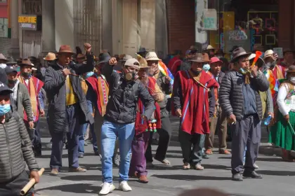 Suben a 32 los puntos de bloqueos en Bolivia, un día después de la violencia en La Paz