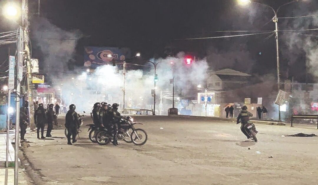 Aunque ceden dos conflictos, bloqueos y marchas agravan la tensión política nacional