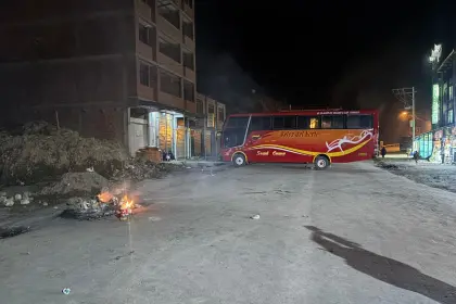Bloqueo en vía a los Yungas: Ministro dice que hubo avances con transportistas; la dirigencia señala que no hay nada firmado