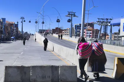 Largas distancias para llegar al aeropuerto de El Alto debido a los bloqueos
