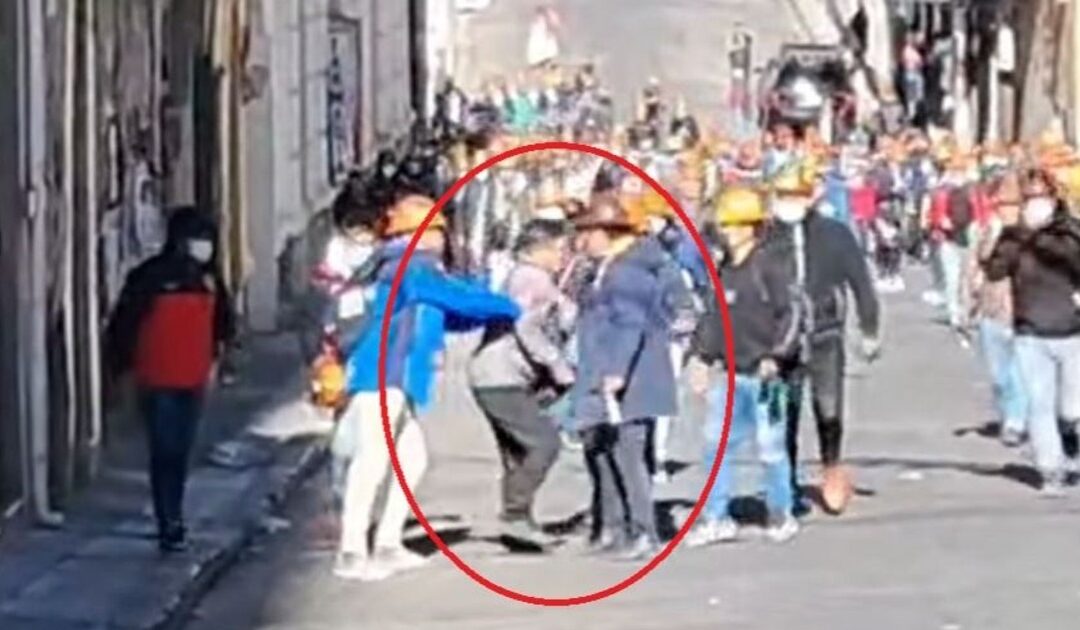 Maestros y mineros agreden a periodistas pese a compromiso de Argollo