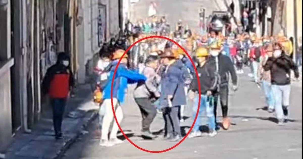 Maestros y mineros agreden a periodistas pese a compromiso de Argollo