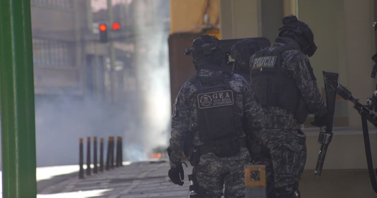Policía se retira del ministerio de Educación y maestros cometen desmanes