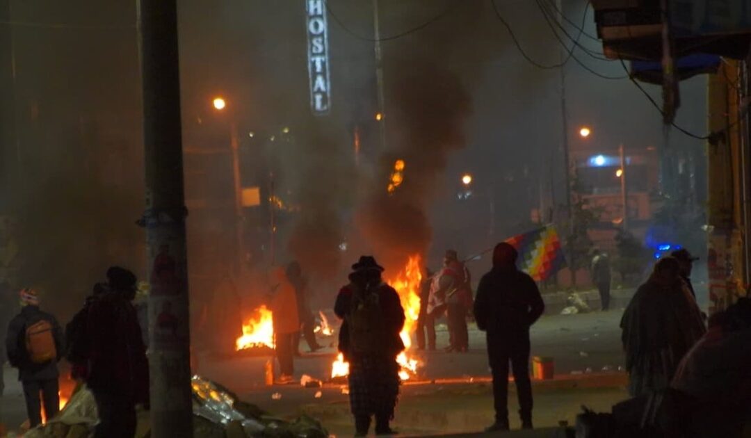 Entre militares y policías despejan carreteras y paso de convoy de cisternas hacia La Paz