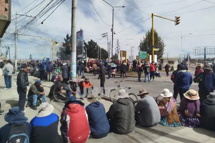 Un grupo de personas bloquea el ingreso al aeropuerto de El Alto e impide el paso de personas