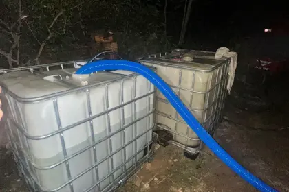 Policía aprehende a tres personas por acopio de casi 20.000 litros de diésel en Santa Cruz