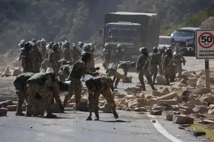 Bolivia comienza este martes sin bloqueos y continúa la limpieza de las rutas, según ABC