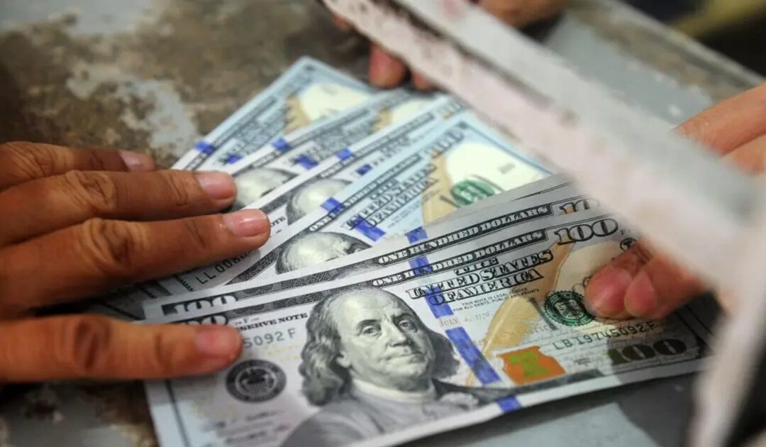 ¿Fue el momento correcto? Economistas discrepan sobre el cambio flexible del dólar