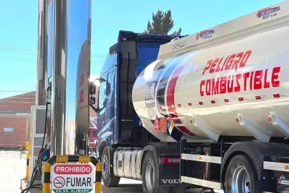 Filas por combustible: Dirigente del transporte cuestiona controles del Gobierno y dice que carburantes llegan certificados