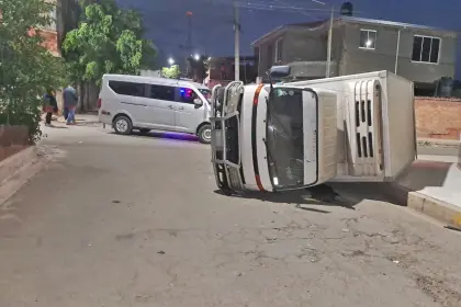 Por evitar los bloqueos, camión quedó volcado tras chocar contra un minibús