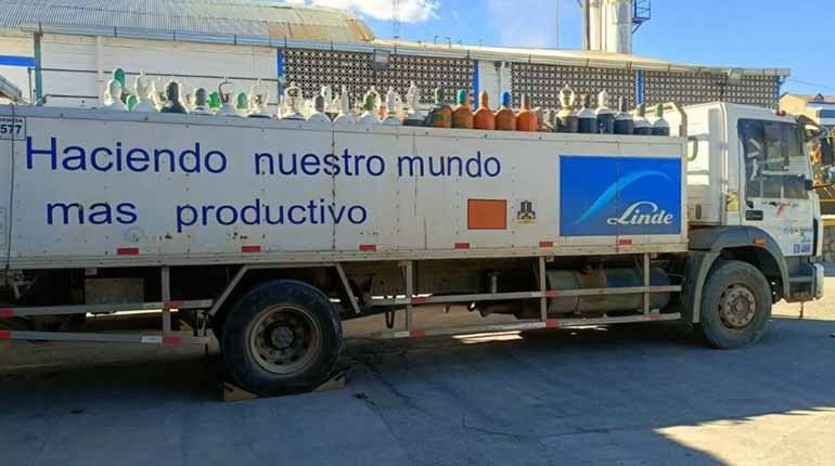 Ingresan cisternas de oxígeno medicinal para La Paz y El Alto