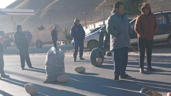 Pese a los bloqueos que impiden el paso de cisternas, choferes de los Yungas instalan otro bloqueo por combustible