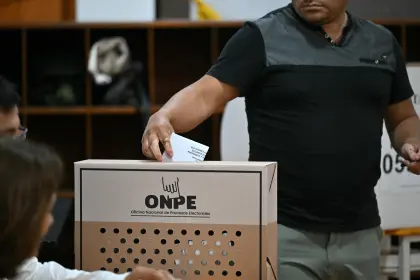 Perú vota en un reñido balotaje para elegir a su noveno presidente en 10 años