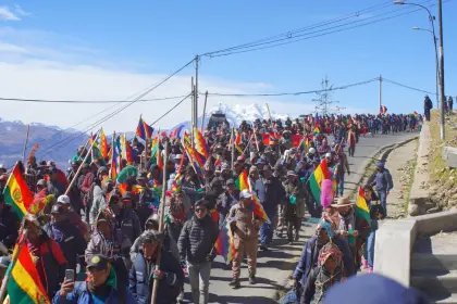 Sube la tensión en La Paz: La marcha de la COB y campesinos se dirige a la plaza Murillo; la Policía está en apronte