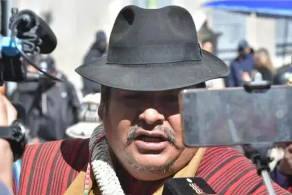 Campesinos que bloquean La Paz exigen investigar la aprehensión de su dirigente, Vicente Salazar