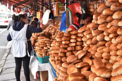 La marraqueta vuelve a los mercados de La Paz tras el paro de los panificadores, que se mantienen en emergencia