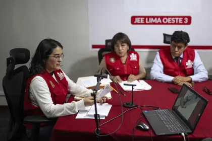 Keiko Fujimori mantiene leve ventaja en escrutinio presidencial en Perú