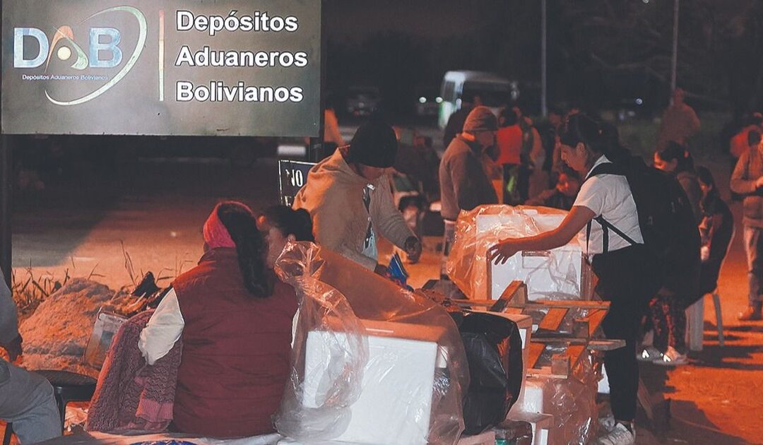 Familias hacen hasta ocho días de fila y en vez de maletas transportan alimentos