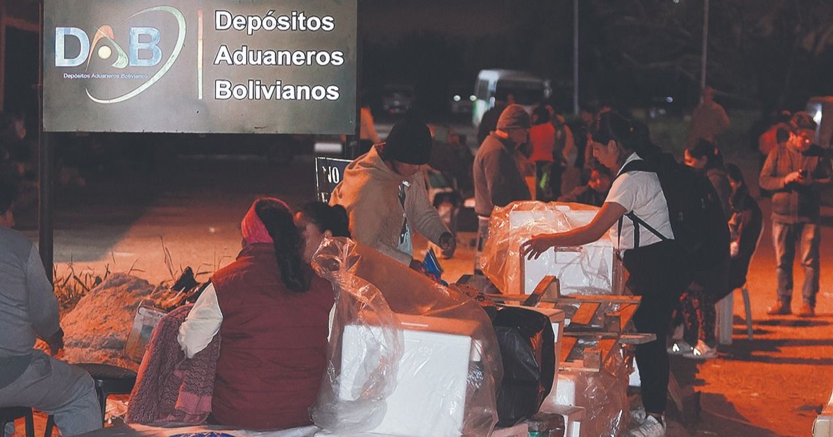 Familias hacen hasta ocho días de fila y en vez de maletas transportan alimentos