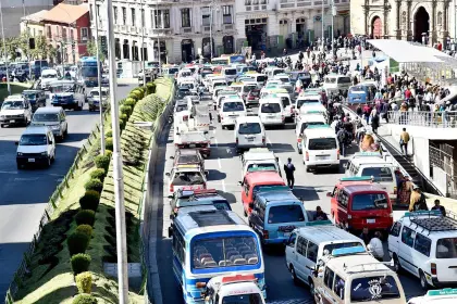 Gobierno y choferes de La Paz acuerdan “crédito productivo” de hasta Bs 200.000 con tasa del 12%, según dirigente