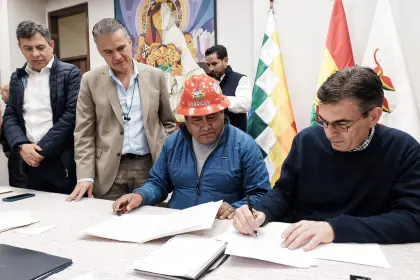 Rodrigo Paz anuncia un acuerdo con trabajadores fabriles