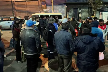 Despachan cisternas desde Senkata, pero crecen las filas en los surtidores de La Paz