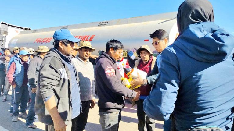 Caravana humanitaria alivia a choferes varados con agua, alimentos y medicinas