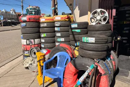 “Ya no hay ventas”: Comerciantes de llantas señalan que precios subieron por el alza del dólar