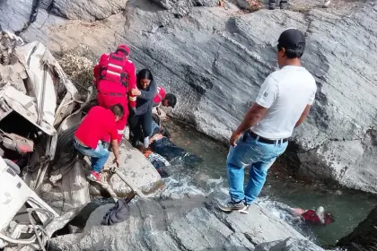 Minibús con pasajeros cae a un barranco en Cochabamba y se reportan al menos dos fallecidos