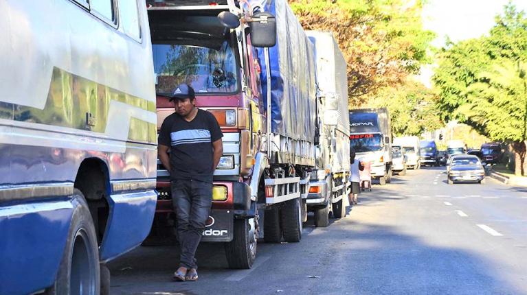 Persisten las filas en los surtidores y autorizan importación a privados