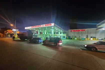 Persisten las filas por combustible en el eje central: choferes llevan hasta cuatro días esperando en surtidores