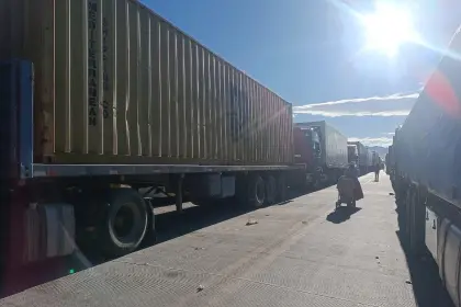 Transporte en emergencia: Filas de cuatro días en surtidores limitan viajes a uno por mes