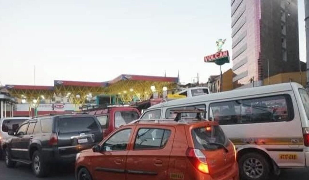 Sigue faltando el combustible, que afecta a diferentes regiones de Bolivia