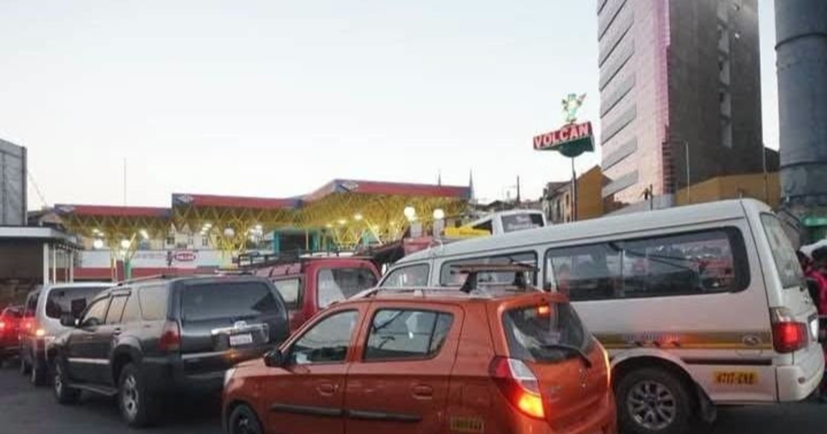 Sigue faltando el combustible, que afecta a diferentes regiones de Bolivia
