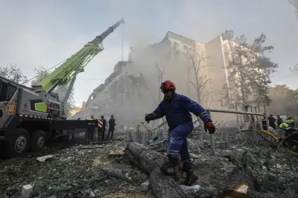 Al menos 17 muertos en los peores ataques rusos contra Kiev desde 2022