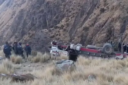 Por dar paso a otro vehículo, un camión se embarranca en Morochata y deja nueve heridos