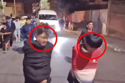 Capturan a sujetos, los obligan a caminar repitiendo “no debo robar” y luego los atan a un poste