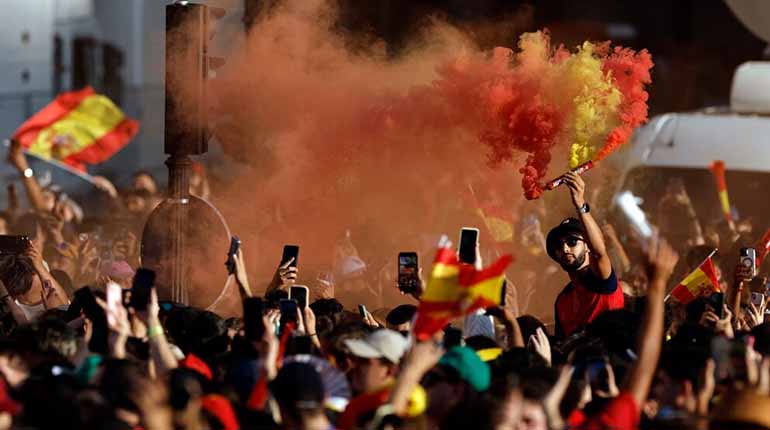 España festeja su triunfo en la Copa del Mundo con sus fanáticos