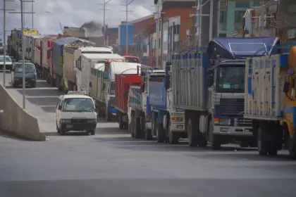 A casi dos semanas del final de los bloqueos, persisten las filas por diésel en algunas estaciones de servicio de La Paz y El Alto
