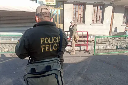 Tragedia: Hallan a cuatro personas sin vida dentro de una casa, incluido un hombre que llegó a ayudar con un parto