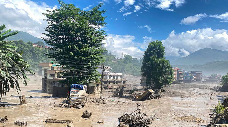 Buscan a desaparecidos en riadas entre Nepal y el Tíbet