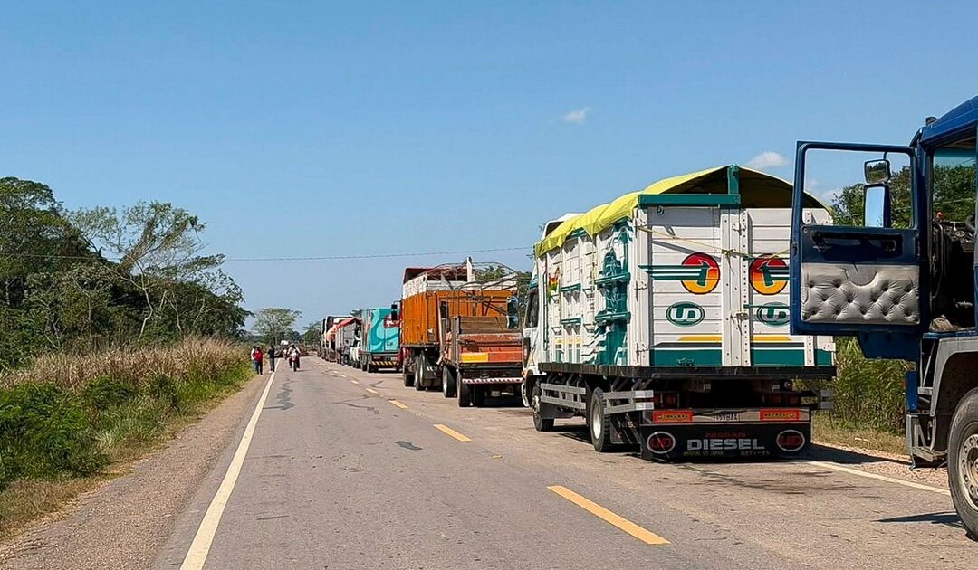 El Gobierno convoca a productores al diálogo para destrabar el bloqueo en la ruta Santa Cruz-Beni