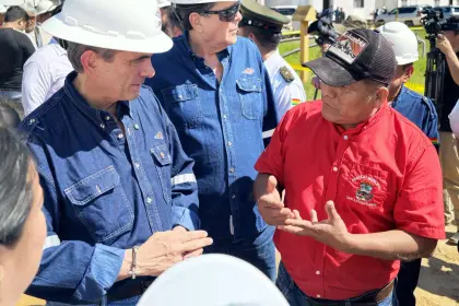 Reclaman a Rodrigo Paz en Santa Rosa del Sara por el combustible y el decreto del diésel